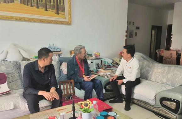 西城街道集中开展2025年“七一”党员走访慰问暨“光荣在党50年”纪念章颁发活动