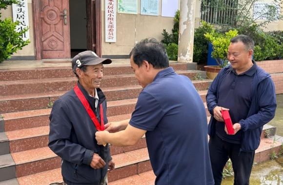 致敬老党员 传递组织情 翠峰街道开展“七一”走访慰问活动